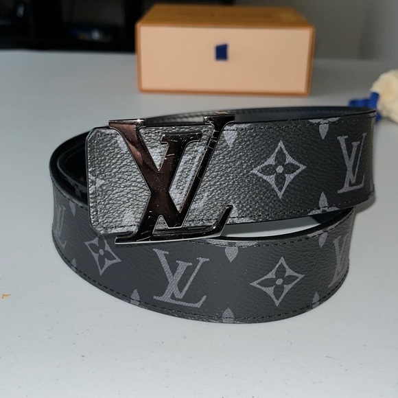 M9043W
LV Initiales 40MM Reversible
30/32in - Picture 2 of 9